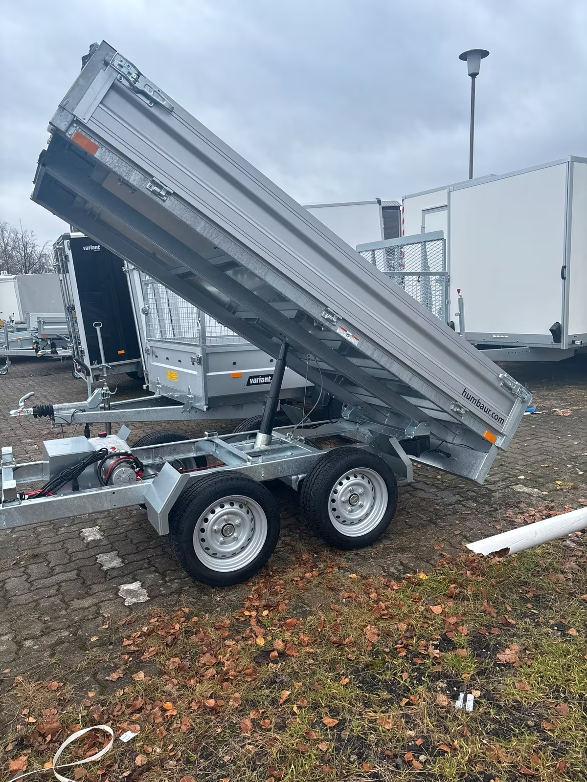 Humbaur 2700 KG Heckkipper Doppelachser 2,68x1,50 m Elektro und Handpumpe