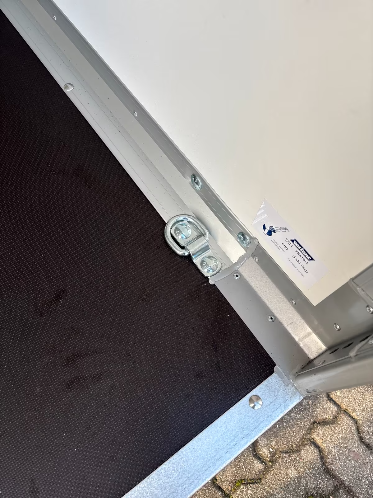 Kofferanhänger VARIANT 1315 C2 EDITION mit Hecktüren Innen Masse 2,58×1,48 m Innenhöhe 1,57 m 1350 KG Neufahrzeug Edition Model Schwarze Wände Alufelgen PKW Anhänger – Bild 8