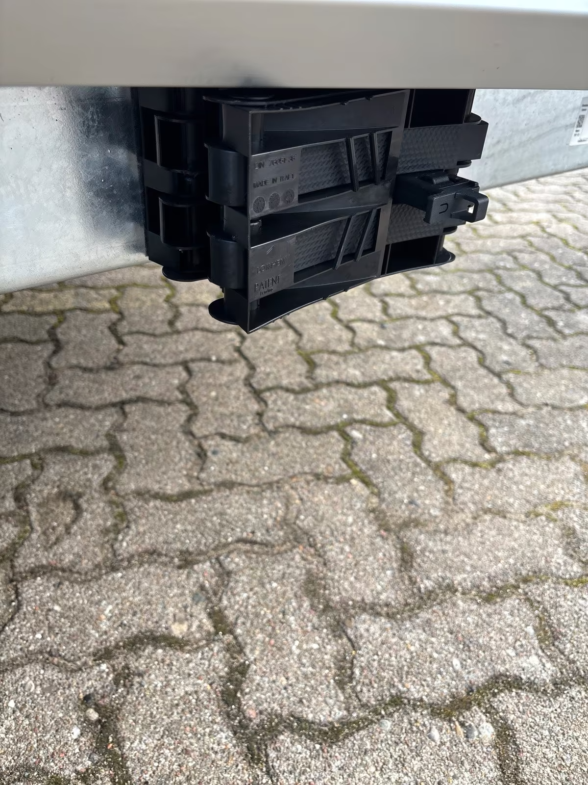 Kofferanhänger 2000 KG 3,02×1,68 Innenhöhe 1,88 m VARIANT 2017 C3 EDITION – CARGO EDITION mit Hecktüren Neufahrzeug Schwarze Seitenwände Alufelgen PKW Anhänger – Bild 11