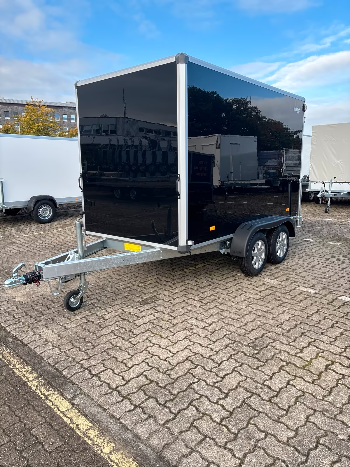 Kofferanhänger 2000 KG 3,02×1,68 Innenhöhe 1,88 m VARIANT 2017 C3 EDITION – CARGO EDITION mit Hecktüren Neufahrzeug Schwarze Seitenwände Alufelgen PKW Anhänger – Bild 6