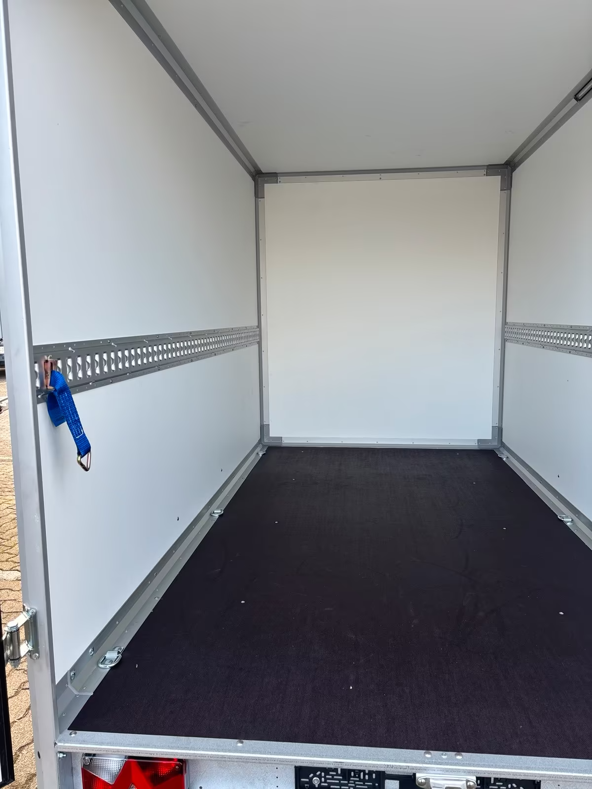 Kofferanhänger 2000 KG 3,02×1,68 Innenhöhe 1,88 m VARIANT 2017 C3 EDITION – CARGO EDITION mit Hecktüren Neufahrzeug Schwarze Seitenwände Alufelgen PKW Anhänger – Bild 7