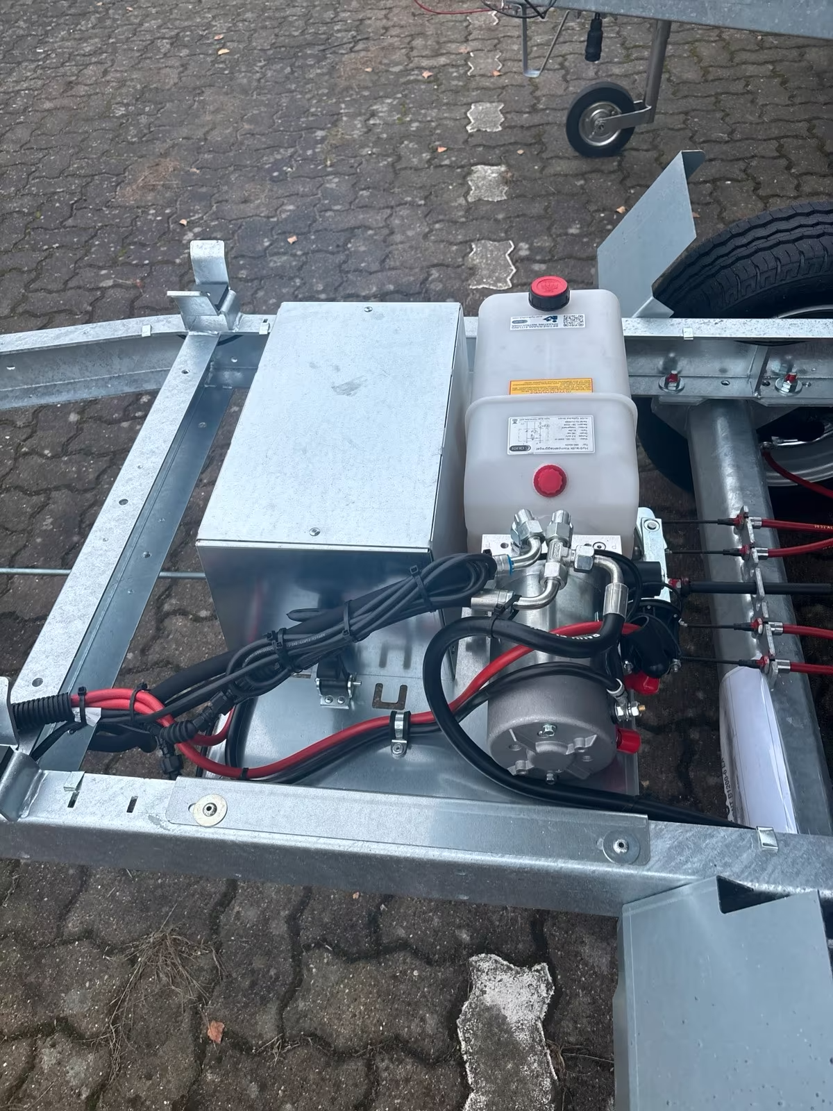 Humbaur 2700 KG Heckkipper Doppelachser 2,68x1,50 m Elektro und Handpumpe – Bild 9