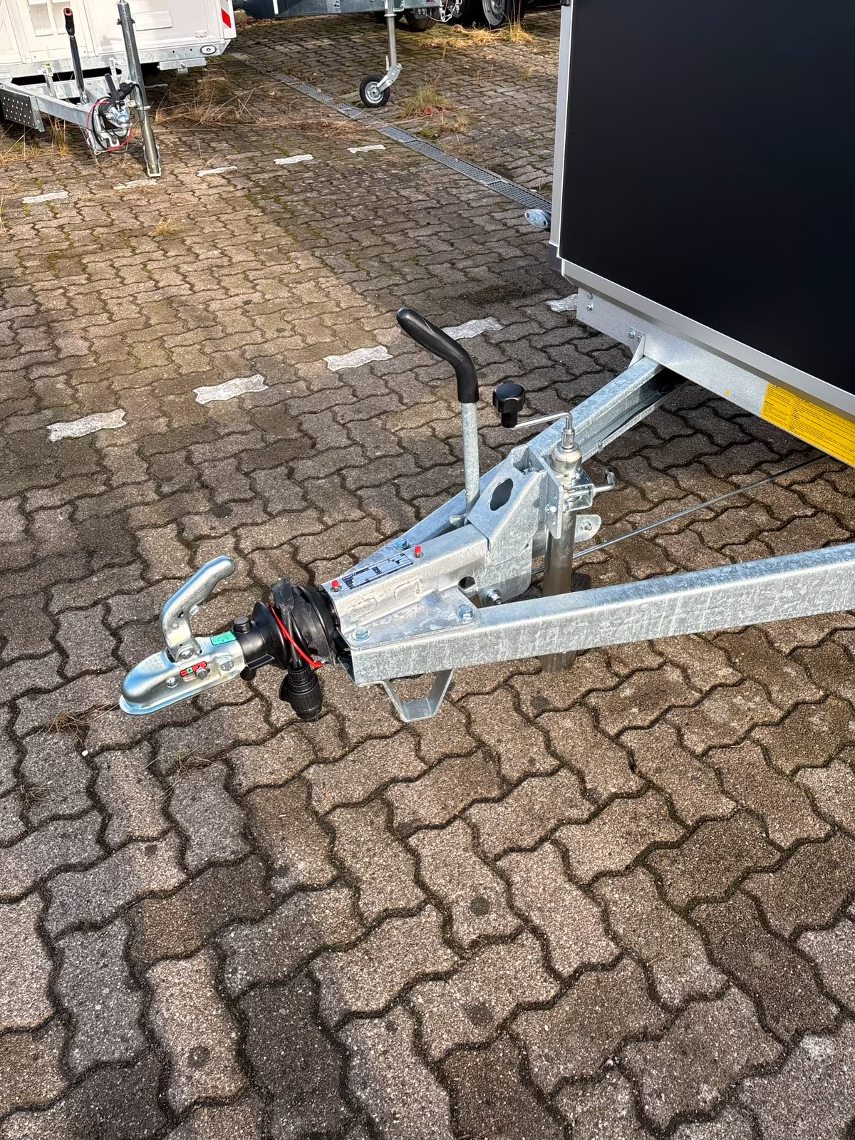 Kofferanhänger VARIANT 1315 C2 EDITION mit Hecktüren Innen Masse 2,58×1,48 m Innenhöhe 1,57 m 1350 KG Neufahrzeug Edition Model Schwarze Wände Alufelgen PKW Anhänger – Bild 4