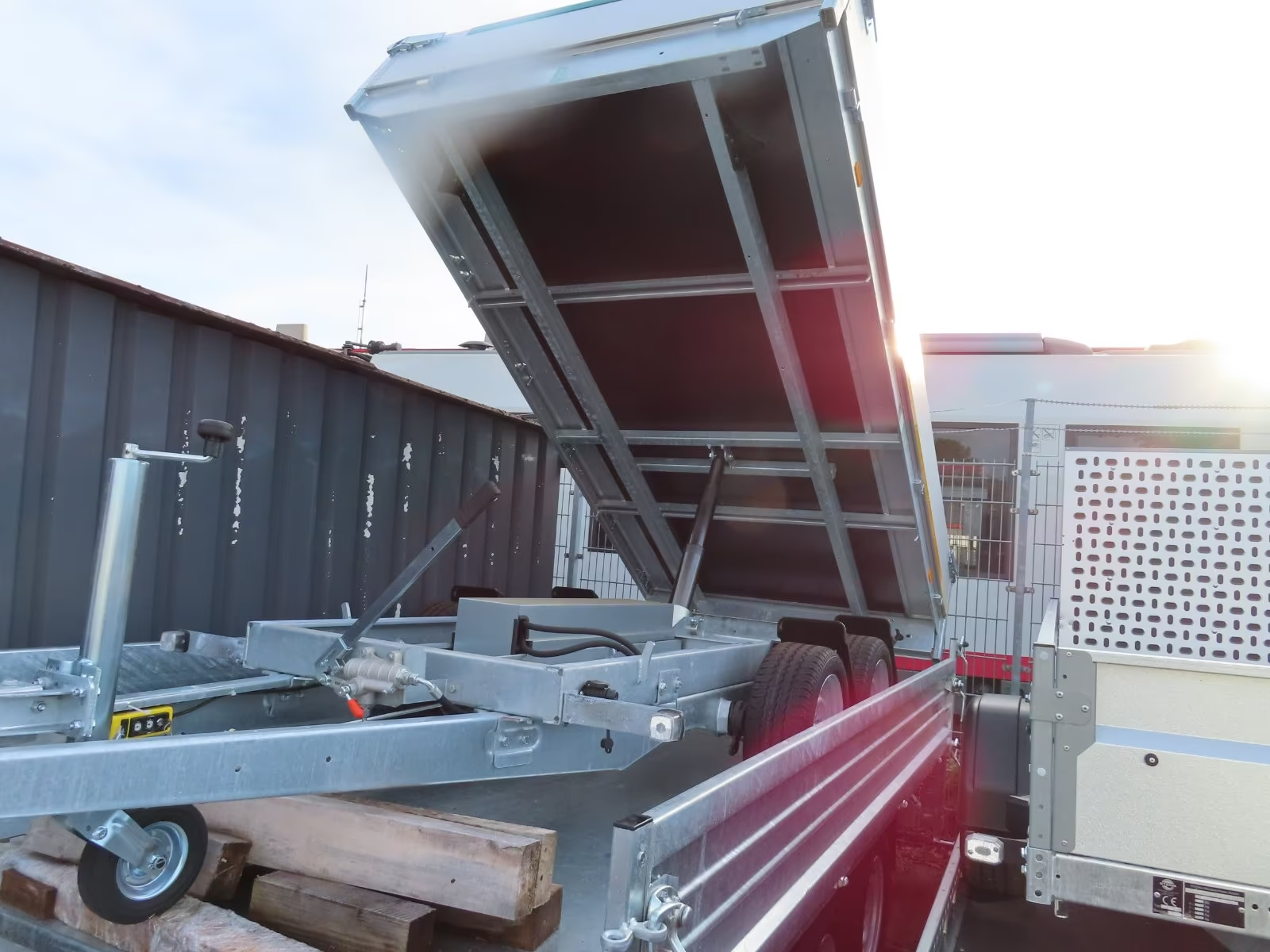 Eduard Heckkipper 3000 KG 3,1x1,6m E-Pumpe Aufsatz PKW Anhänger