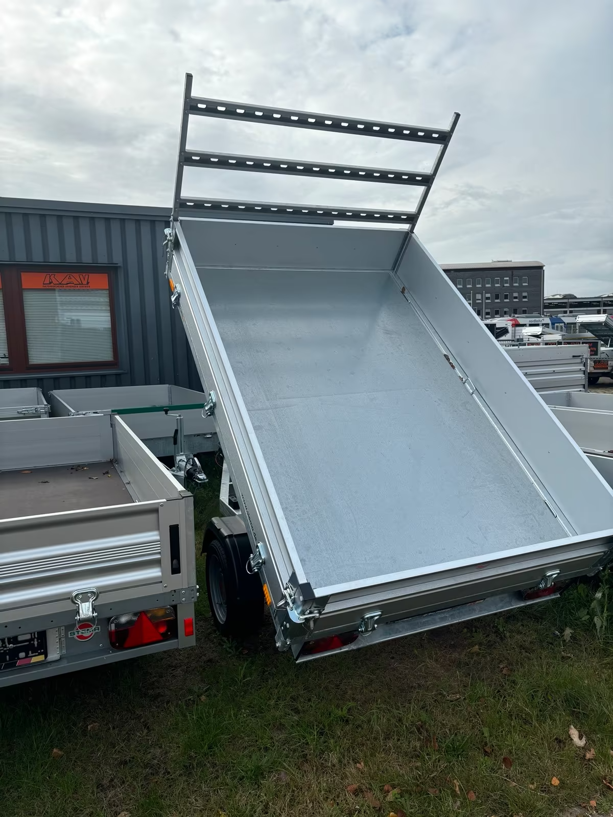 Stema Heckkipper Akku Pumpe 1300 KG PKW Anhänger Messepreis – Bild 5