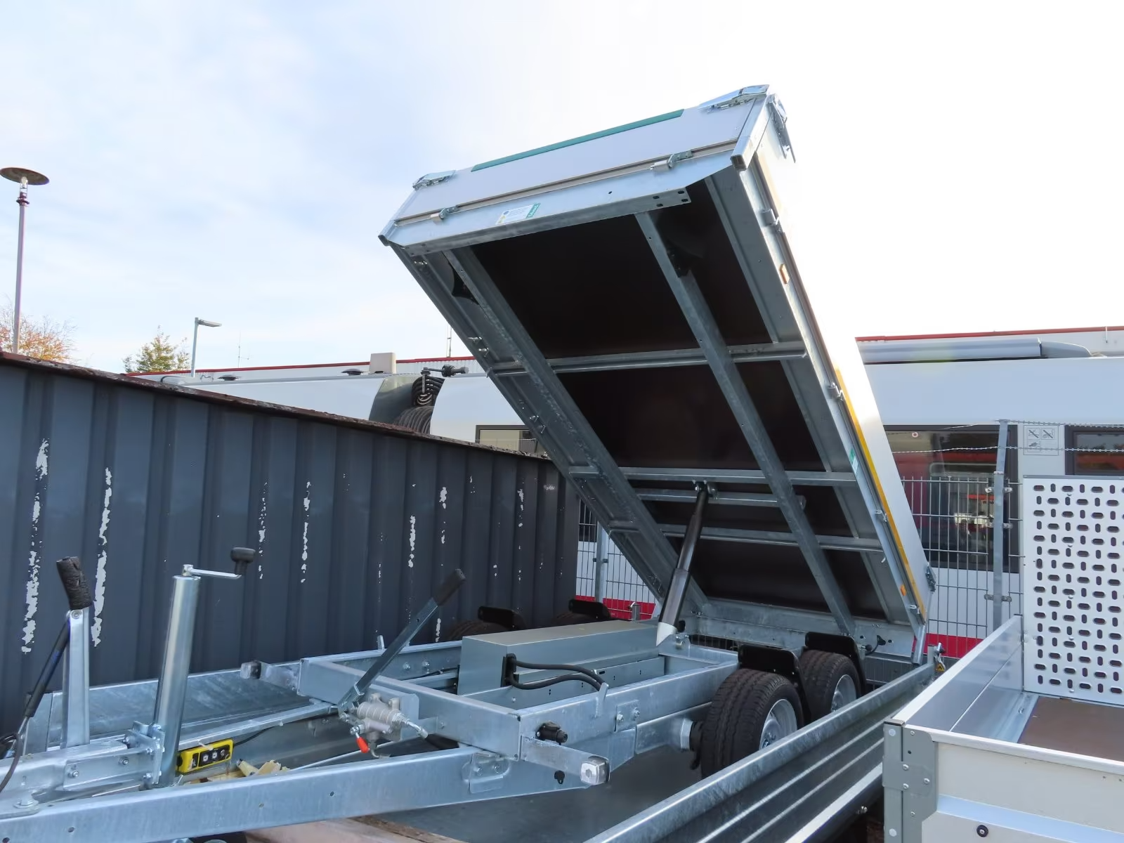 Eduard Heckkipper 3000 KG 3,1x1,6m E-Pumpe Aufsatz PKW Anhänger – Bild 4