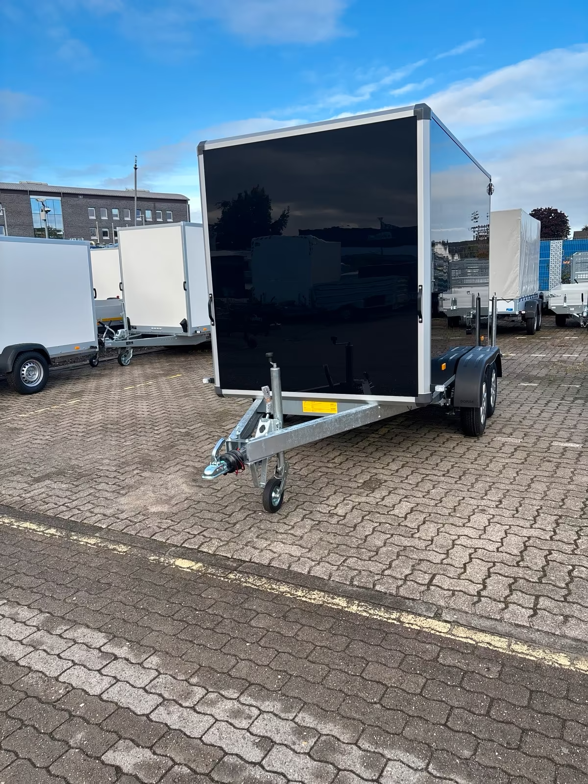 Kofferanhänger 2000 KG 3,02×1,68 Innenhöhe 1,88 m VARIANT 2017 C3 EDITION – CARGO EDITION mit Hecktüren Neufahrzeug Schwarze Seitenwände Alufelgen PKW Anhänger – Bild 12