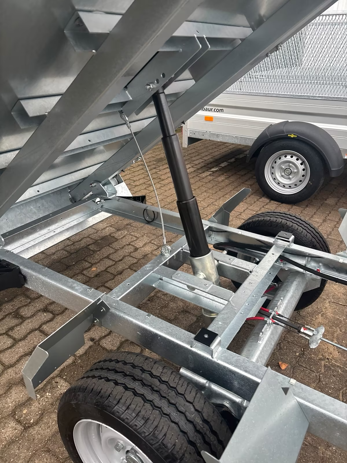 Humbaur 1 Achs Heckkipper 1500 KG 2,68x1,50 m Handpumpe PKW Anhänger Neufahrzeug – Bild 5