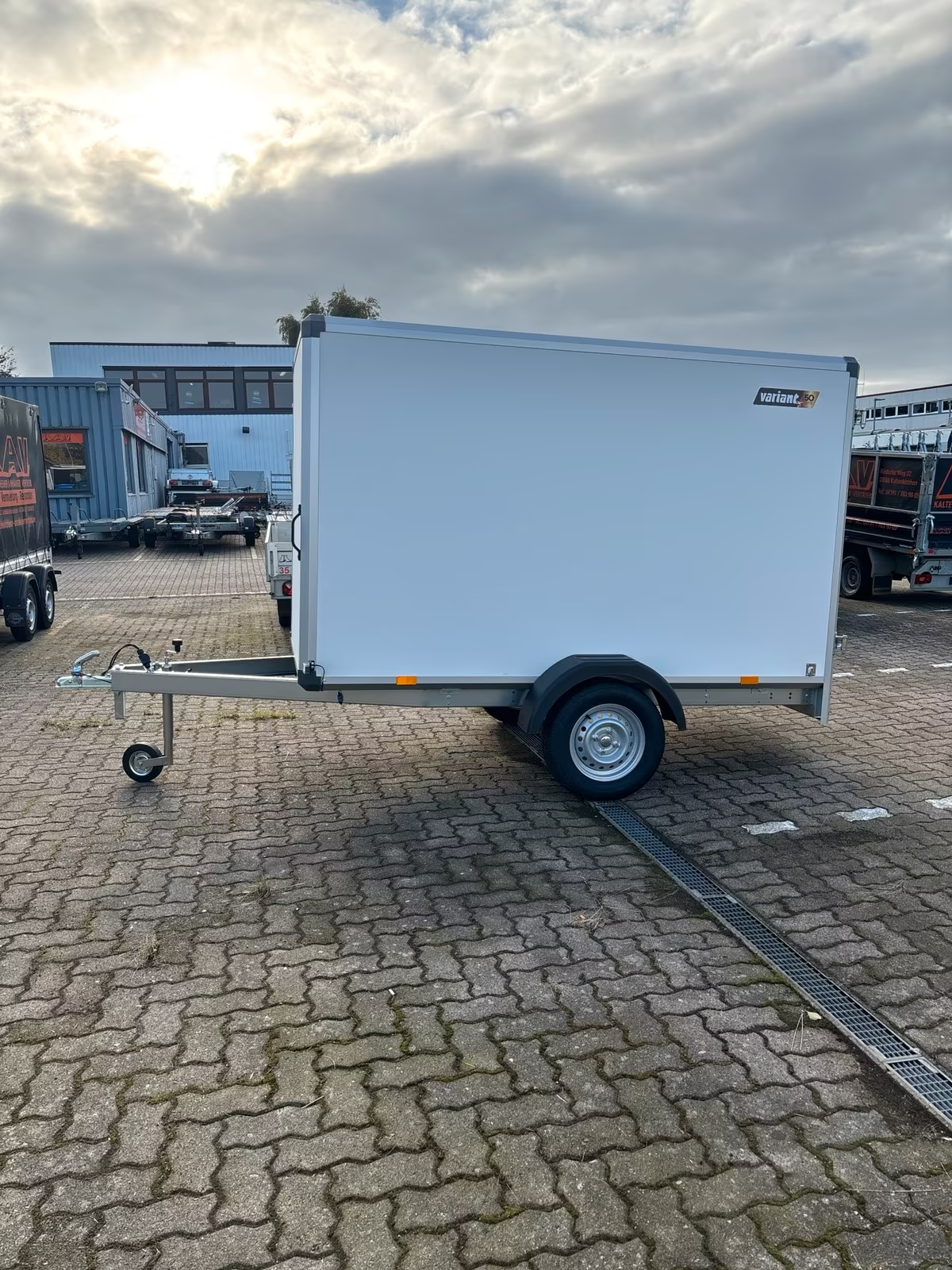 VARIANT 713 C2 BASIC – 2,58x1,28 m Innen Höhe 1,57 m 750 KG GESCHLOSSENER KOFFERANHÄNGER mit Hecktüren Neufahrzeug PKW Anhänger – Bild 4