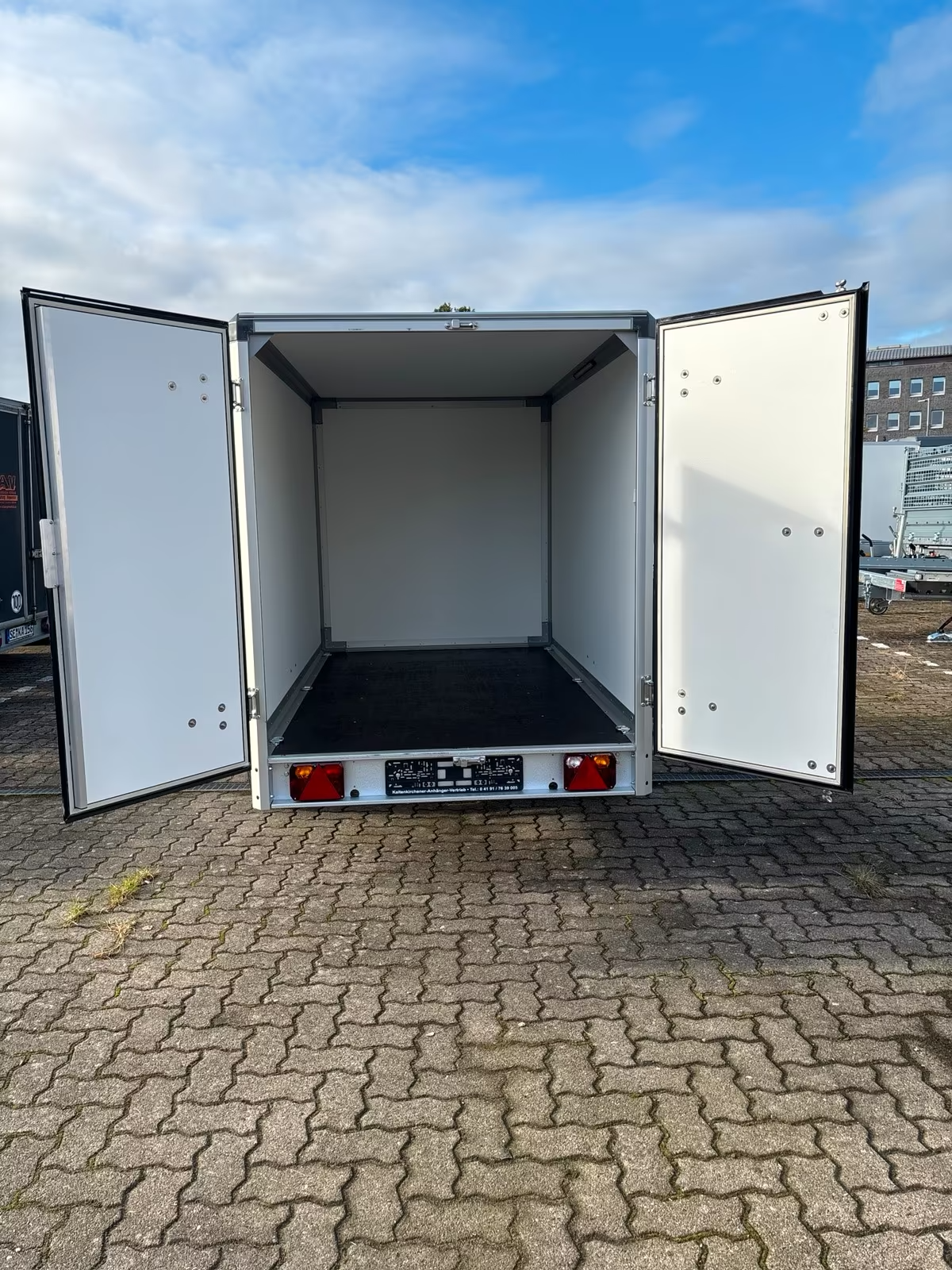 Kofferanhänger VARIANT 1315 C2 EDITION mit Hecktüren Innen Masse 2,58×1,48 m Innenhöhe 1,57 m 1350 KG Neufahrzeug Edition Model Schwarze Wände Alufelgen PKW Anhänger – Bild 9