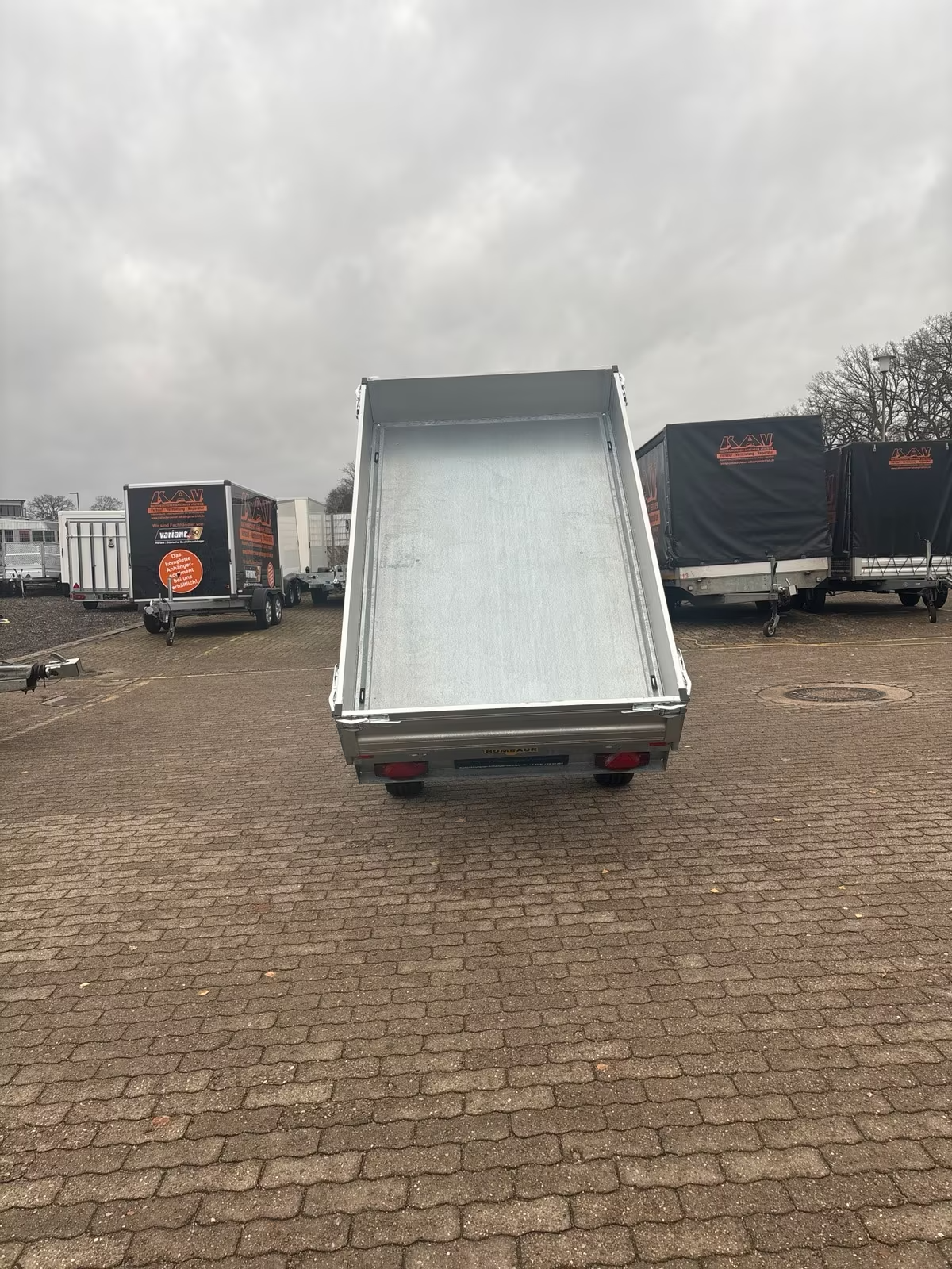 Humbaur 1 Achs Heckkipper 1500 KG 2,30x1,40 m mit Handpumpe .PKW Anhänger Neufahrzeug – Bild 6