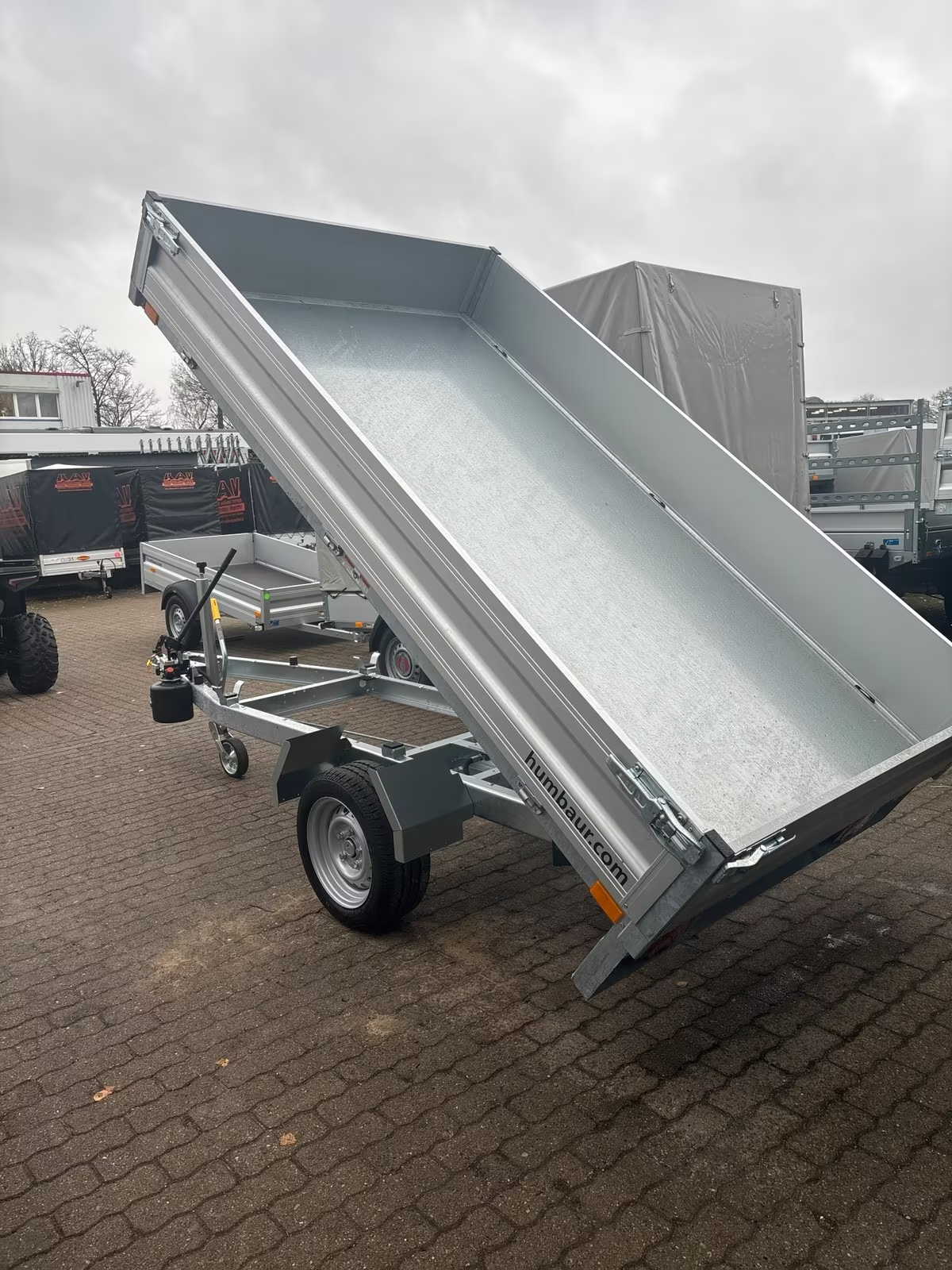 Humbaur 1 Achs Heckkipper 1500 KG 2,68x1,50 m Handpumpe PKW Anhänger Neufahrzeug