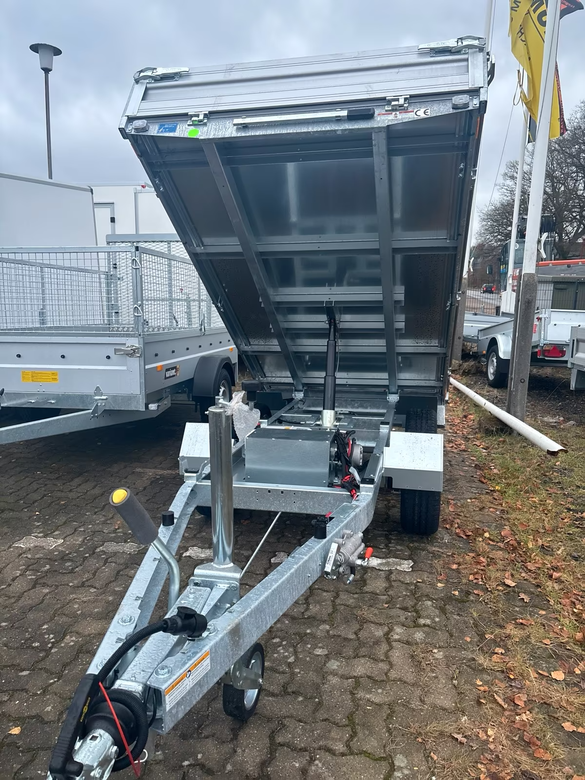 Humbaur 2700 KG Heckkipper Doppelachser 2,68x1,50 m Elektro und Handpumpe – Bild 10