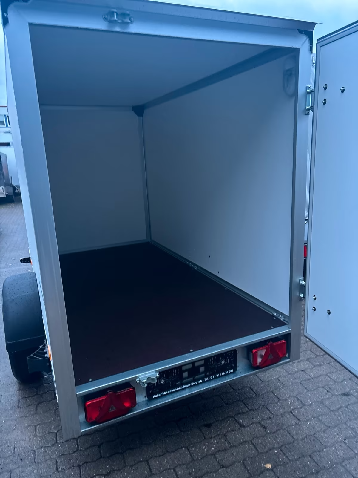 Humbaur Kofferanhänger 1300 KG 132513 2,50x1,30 m 152 cm Innen Höhe PKW Anhänger Neufahrzeug – Bild 9