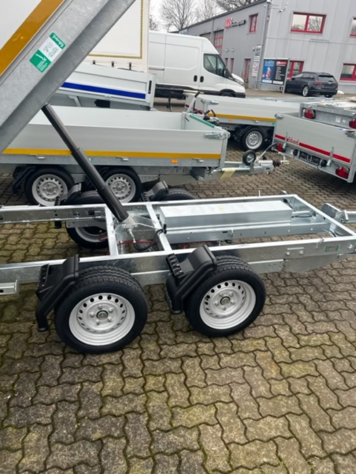 Eduard 3116 -GD- 3 Seitenkipper, 3500 KG Auffahrschienen aus Alu, Bordwände 30cm -3500kg- E & H-Pumpe. PKW Anhänger Neufahrzeug – Bild 9