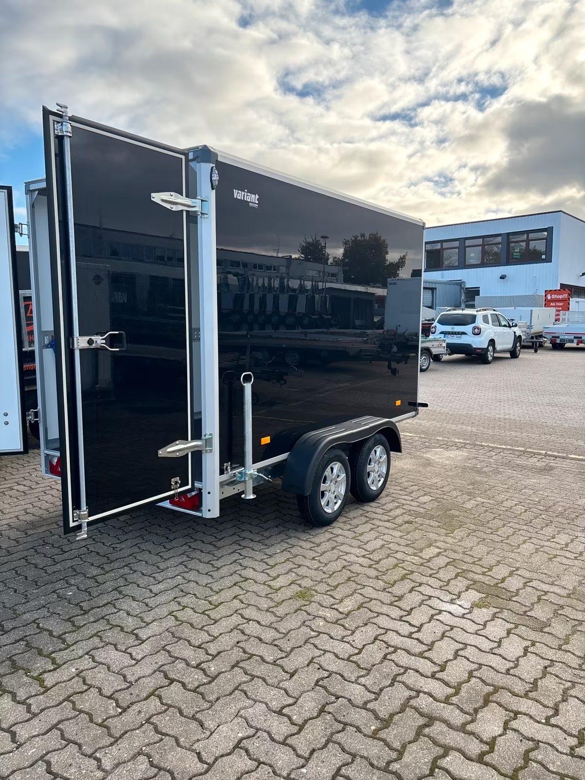 Kofferanhänger 2000 KG 3,02×1,68 Innenhöhe 1,88 m VARIANT 2017 C3 EDITION – CARGO EDITION mit Hecktüren Neufahrzeug Schwarze Seitenwände Alufelgen PKW Anhänger – Bild 13