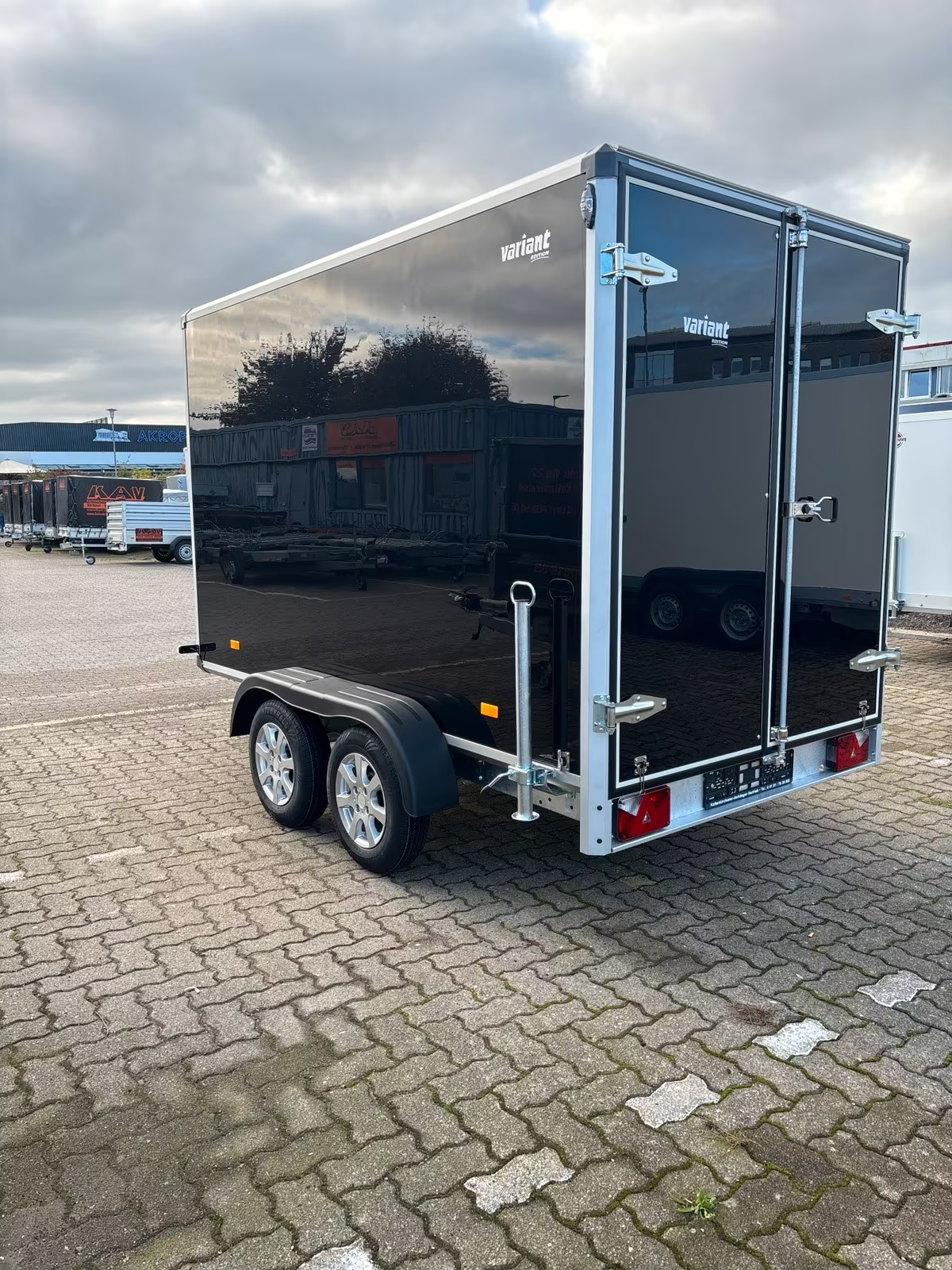 Kofferanhänger 2000 KG 3,02×1,68 Innenhöhe 1,88 m VARIANT 2017 C3 EDITION – CARGO EDITION mit Hecktüren Neufahrzeug Schwarze Seitenwände Alufelgen PKW Anhänger