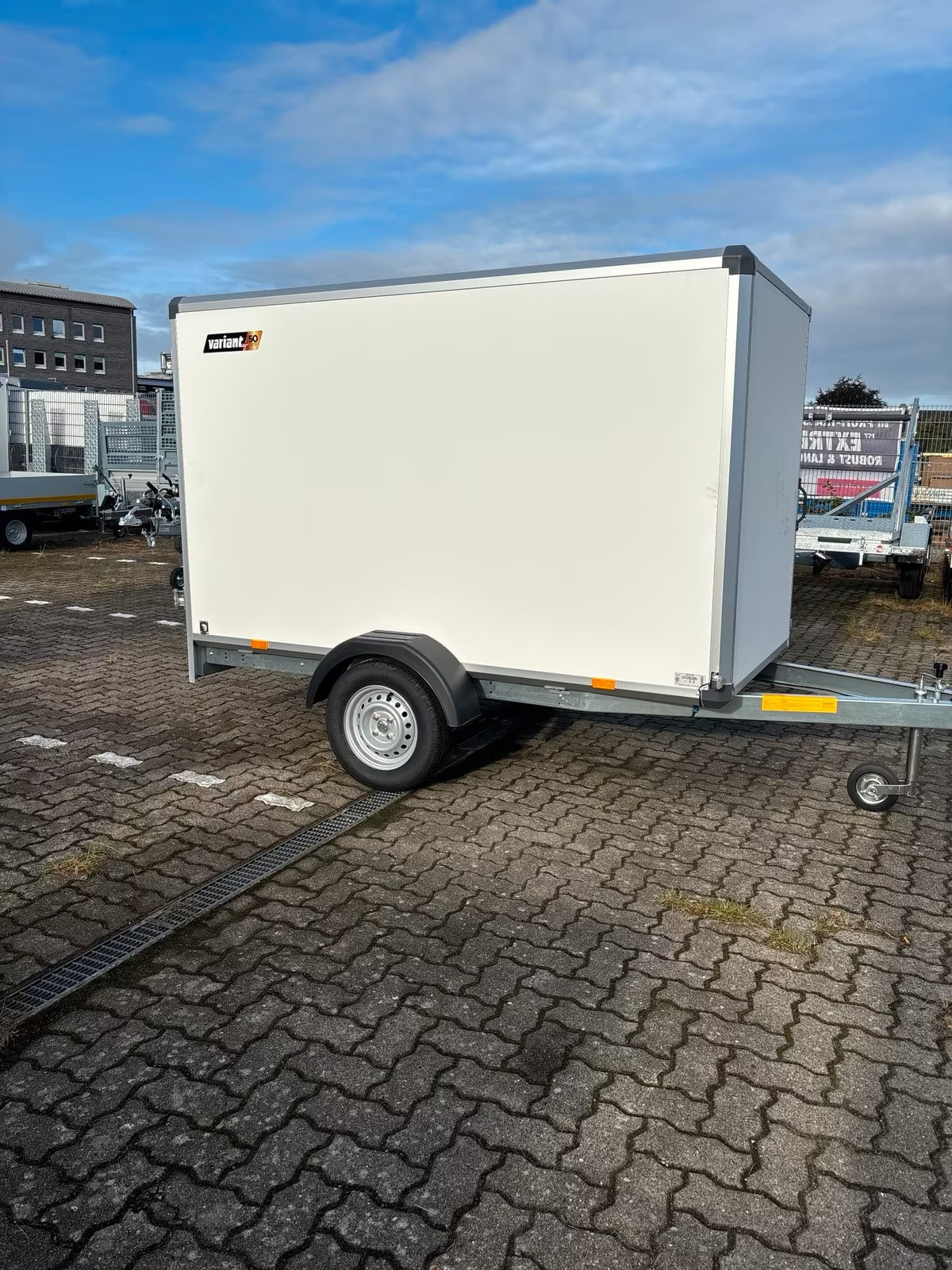 VARIANT 713 C2 BASIC – 2,58x1,28 m Innen Höhe 1,57 m 750 KG GESCHLOSSENER KOFFERANHÄNGER mit Hecktüren Neufahrzeug PKW Anhänger – Bild 7