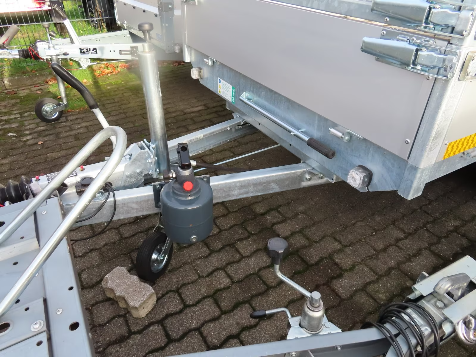 Eduard 1800 KG Heck Kipper mit Gitter PKW Anhänger – Bild 4