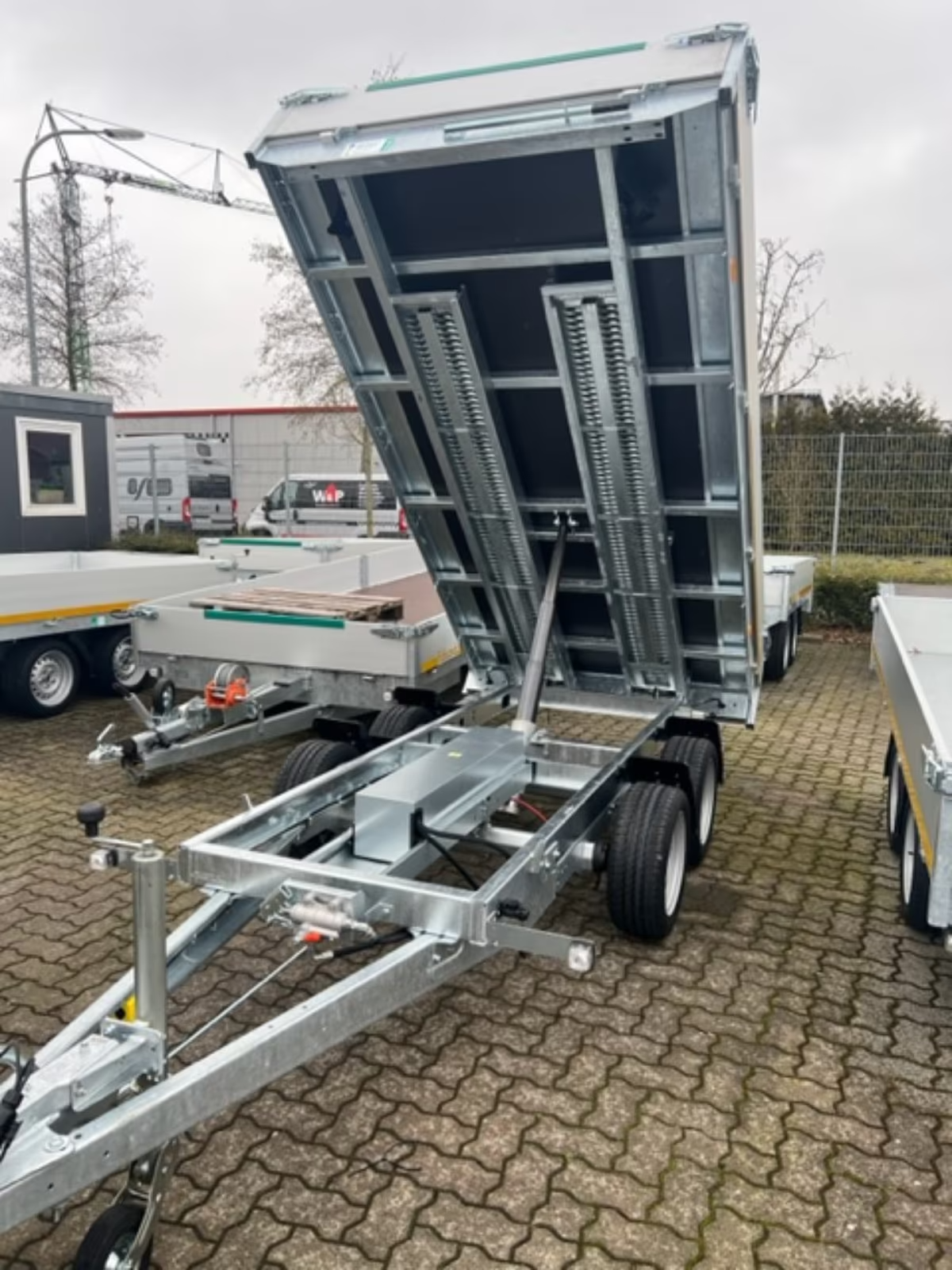 Eduard 3116 -GD- 3 Seitenkipper, 3500 KG Auffahrschienen aus Alu, Bordwände 30cm -3500kg- E & H-Pumpe. PKW Anhänger Neufahrzeug – Bild 10