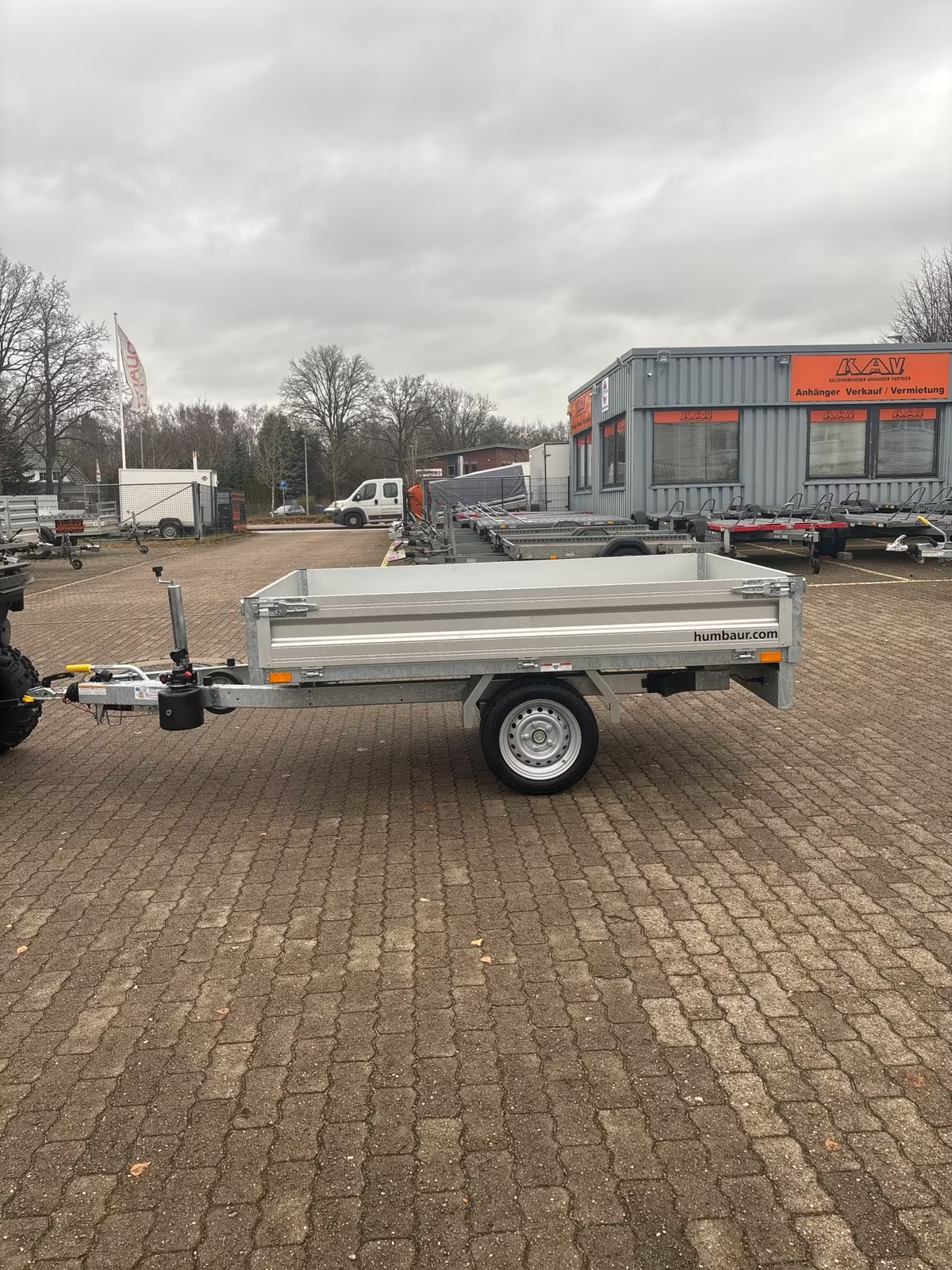 Humbaur 1 Achs Heckkipper 1500 KG 2,30x1,40 m mit Handpumpe .PKW Anhänger Neufahrzeug – Bild 8