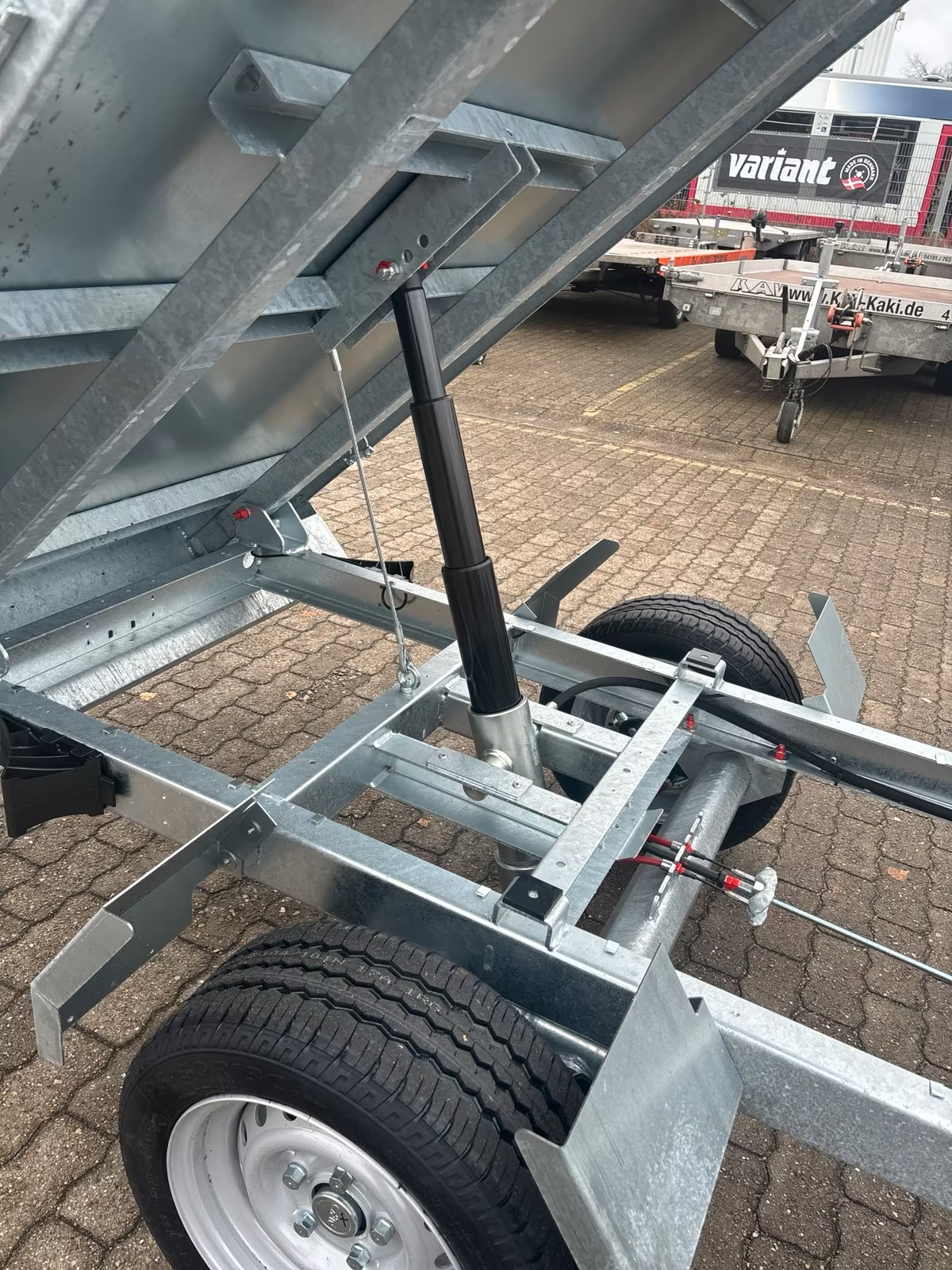 Humbaur 1 Achs Heckkipper 1500 KG 2,30x1,40 m mit Handpumpe .PKW Anhänger Neufahrzeug – Bild 9