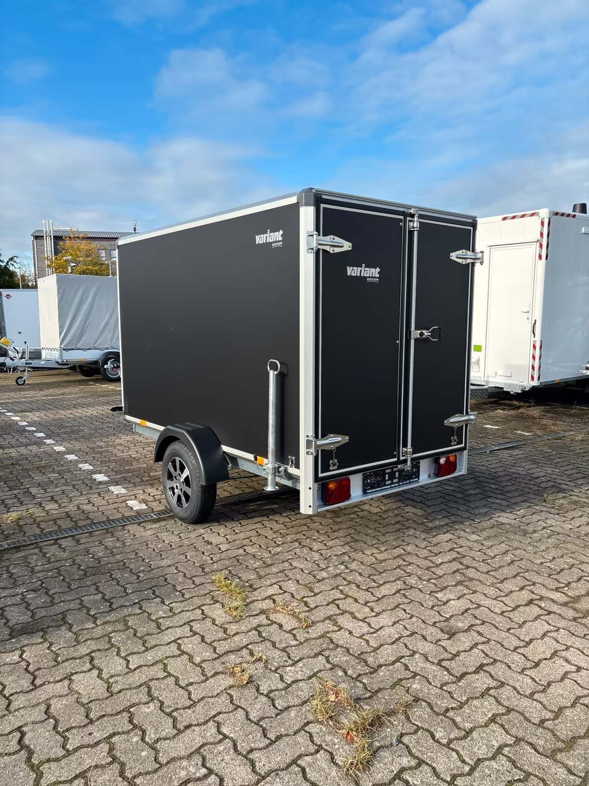 Kofferanhänger VARIANT 1315 C2 EDITION mit Hecktüren Innen Masse 2,58×1,48 m Innenhöhe 1,57 m 1350 KG Neufahrzeug Edition Model Schwarze Wände Alufelgen PKW Anhänger