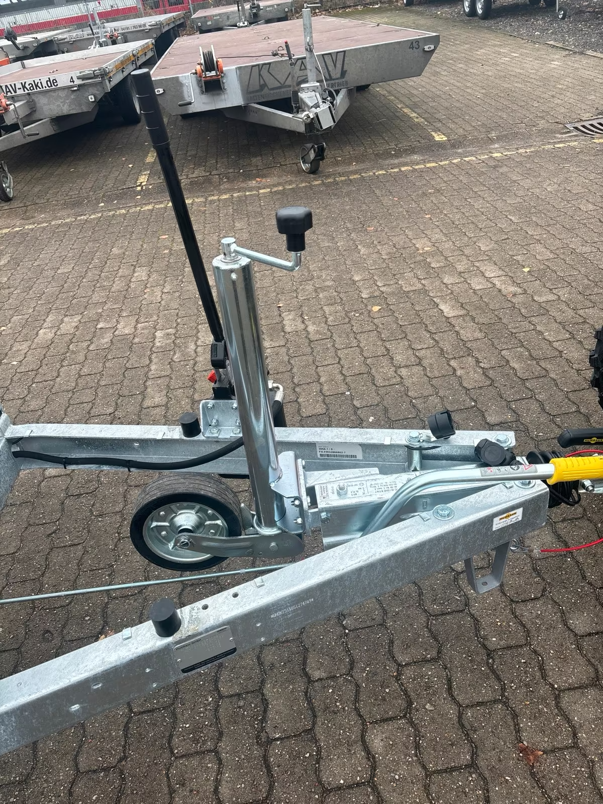 Humbaur 1 Achs Heckkipper 1500 KG 2,30x1,40 m mit Handpumpe .PKW Anhänger Neufahrzeug – Bild 10