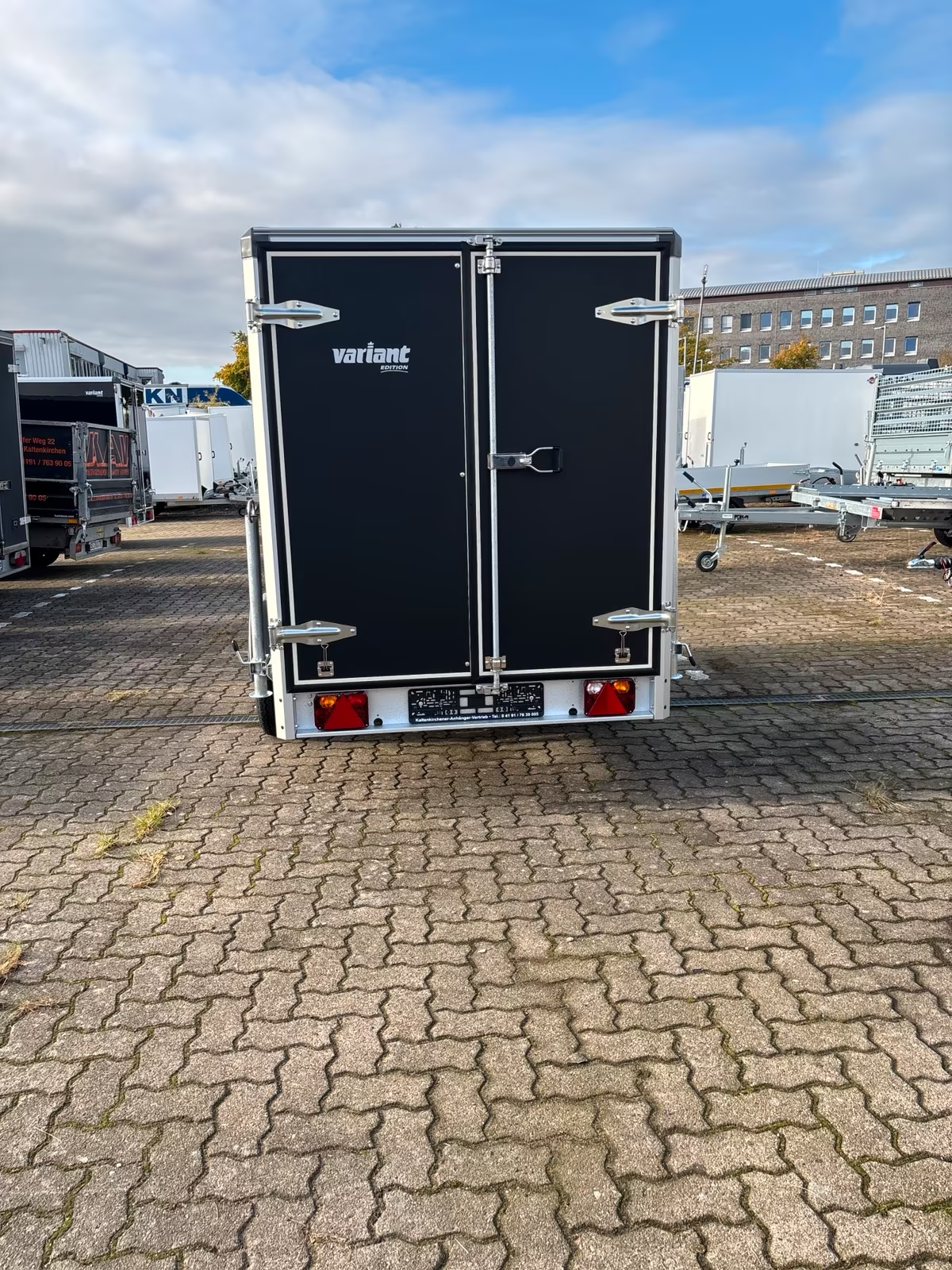 Kofferanhänger VARIANT 1315 C2 EDITION mit Hecktüren Innen Masse 2,58×1,48 m Innenhöhe 1,57 m 1350 KG Neufahrzeug Edition Model Schwarze Wände Alufelgen PKW Anhänger – Bild 11