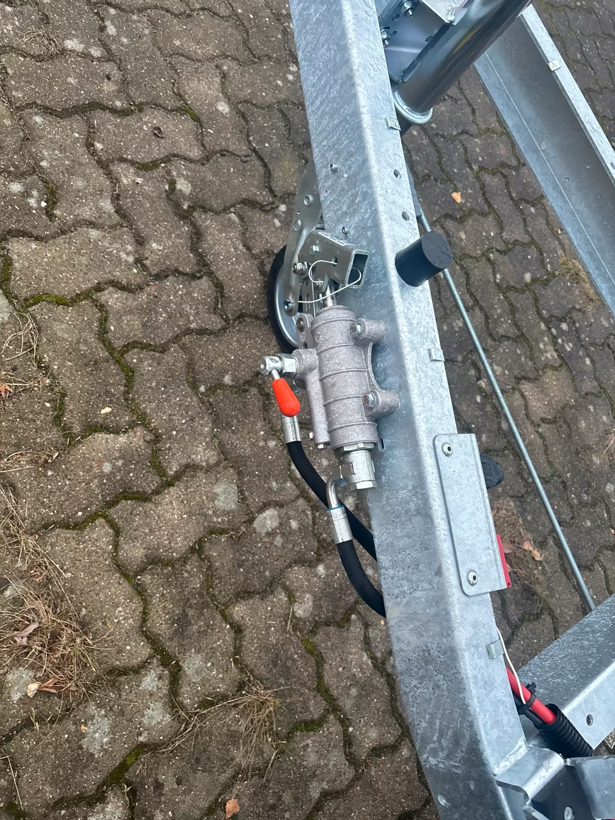 Humbaur 2700 KG Heckkipper Doppelachser 2,68x1,50 m Elektro und Handpumpe – Bild 12