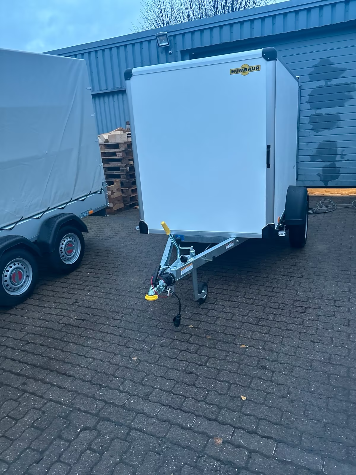 Humbaur Kofferanhänger 1300 KG 132513 2,50x1,30 m 152 cm Innen Höhe PKW Anhänger Neufahrzeug